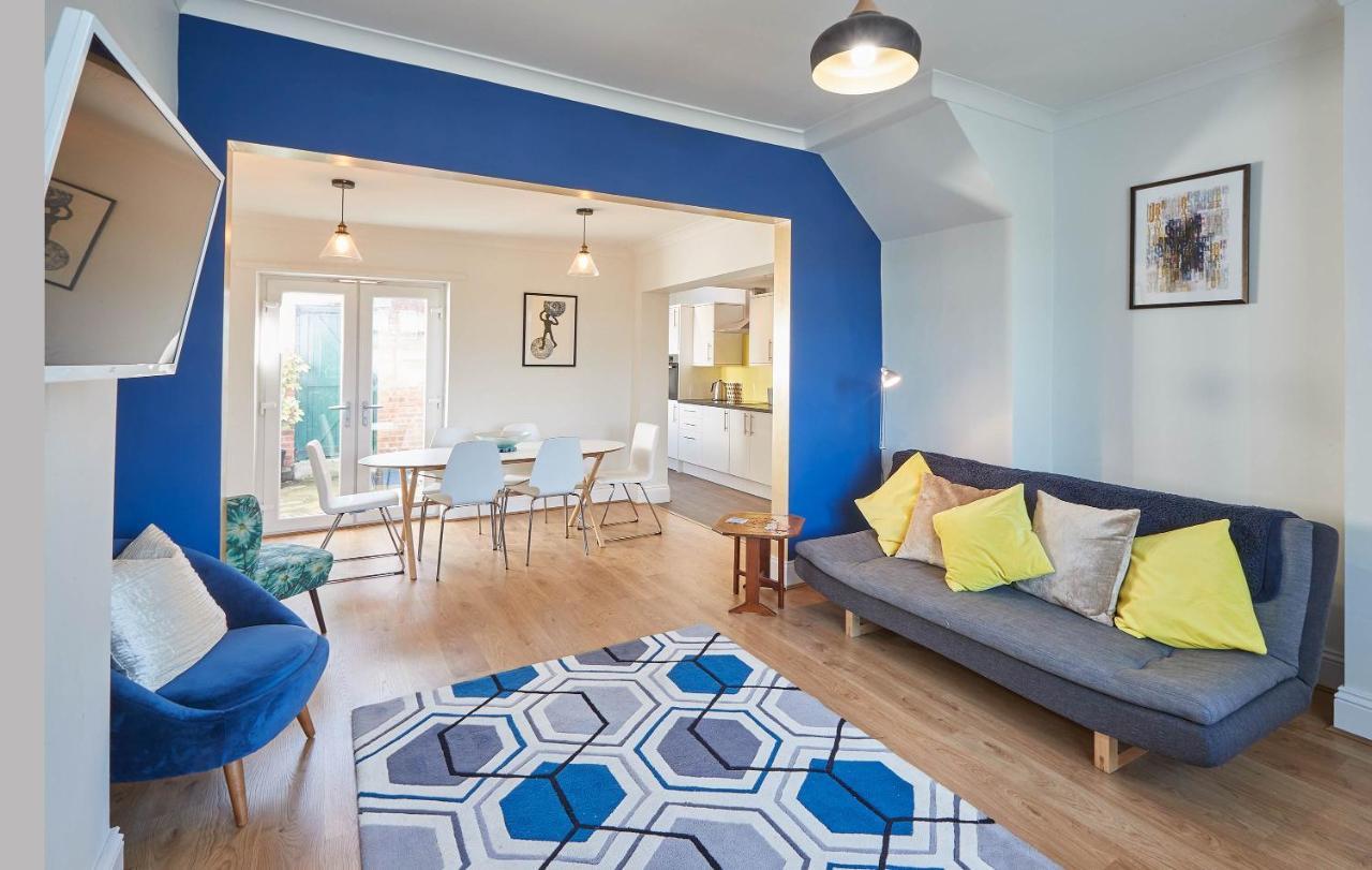 Host & - Artist House
